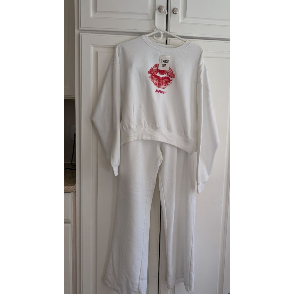 Women's Strange Daze White & Red Kiss Jogger Set Size M